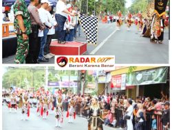 Semangati Peserta, Pejabat Daerah Rela Basah Kuyup. Kebersamaan Warnai Jombang Culture Marching Competition 2025