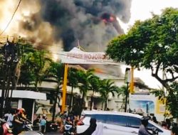 Jombang Membara, Kebakaran Hebat Pabrik Sepatu Membuat Karyawan Berhamburan Menyelamatkan Diri