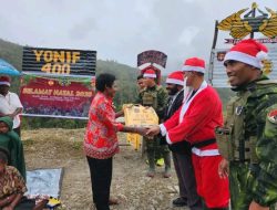 Satgas Yonif 400/Banteng Raiders Bagikan Bingkisan Natal, Hadirkan Santa di Tengah Masyarakat Papua