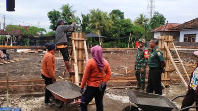 Danramil 1617-02/Mendoyo Tinjau Langsung proyek pembangunan KDKMP pastikan progres Berjalan Lancar