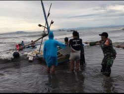 Babinsa Koramil Negara Gerak Cepat Bantu Evakuasi Warga Pascaputing Beliung.
