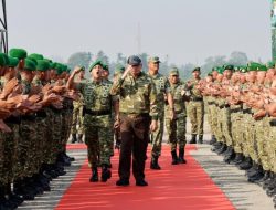 Menhan RI Sjafrie Sjamsoeddin Kunjungi Yonif TP 852/ABY, Kobarkan Semangat Juang Prajurit