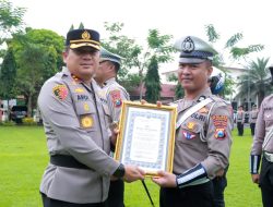 Kapolres Jombang Anugerahkan Penghargaan kepada 15 Personel, Tegaskan Budaya Pelayanan Prima