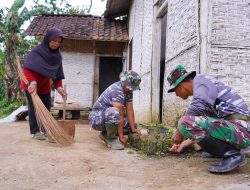 Menunggu Waktu Berbuka Puasa, Satgas TMMD ke-127 Kodim Blitar Bantu Bersihkan Rumah Warga