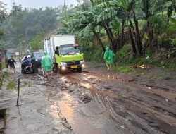 Amukan Sungai Cibeureum Gerus Rumah Warga, Jalan Raya Pasirwangi Tertimbun Longsor