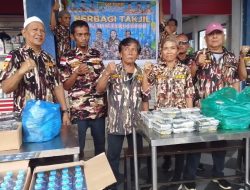 GM FKPPI Rayon dan Sub Rayon Pusat Pasar Bagi Ratusan Takjil Gratis Kepada Warga
