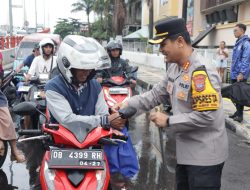 Tebar Kepedulian di Bulan Ramadhan, Kapolresta Manado Pimpin Pembagian Takjil Bersama Bhayangkari dan Polwan