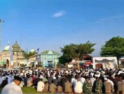 Ribuan Umat Muslim Penuhi Alun-Alun Banjarnegara, Sholat Idulfitri yang Khidmat di Tengah Keberagaman