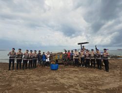 Operasi Ketupat di Pantai Akkarena, Dit Polairud Polda Sulsel Hadirkan Pengamanan Sekaligus Aksi Bersih Lingkungan