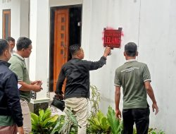 Pasang Plang, Bank DMS Purwokerto Dianggap Arogan