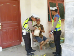 Satlantas Polres Batu Bara Gelar Patroli dan Aksi Sosial, Bagikan Sembako kepada Warga di Lima Puluh
