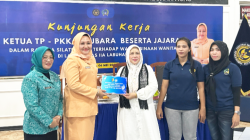 Dukung Kemandirian Warga Binaan, Ketua TP PKK Kabupaten Batu Bara Serahkan Alat Tenun Di Lapas Labuhan Ruku 