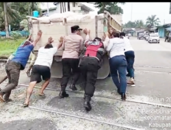 Personel Polsek Lima Puluh Sigap Bantu Evakuasi Truk Mogok di Perlintasan Rel Kereta Api