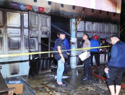 Polsek Lima Puluh dan Tim Inafis Polres Batu Bara Lakukan Penanganan Kebakaran Rumah di Desa Simpang Gambus