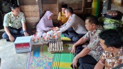 Jumat Berkah, Polsek Na IX-X Salurkan Bantuan untuk Lansia Sebatang Kara