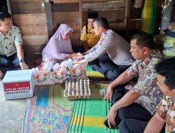 Jumat Berkah, Polsek Na IX-X Salurkan Bantuan untuk Lansia Sebatang Kara