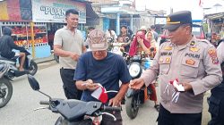 Polsek Talawi Kibarkan Semangat Merah Putih, 20 Bendera Dibagikan ke Warga dan Pengendara